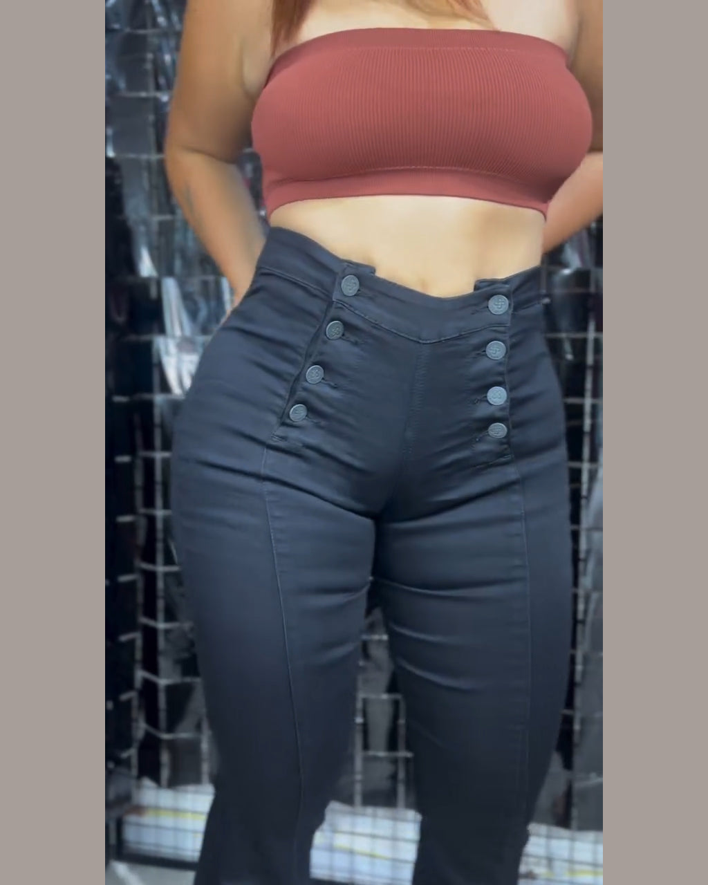 Bauchformende Knopf-Schlagjeans