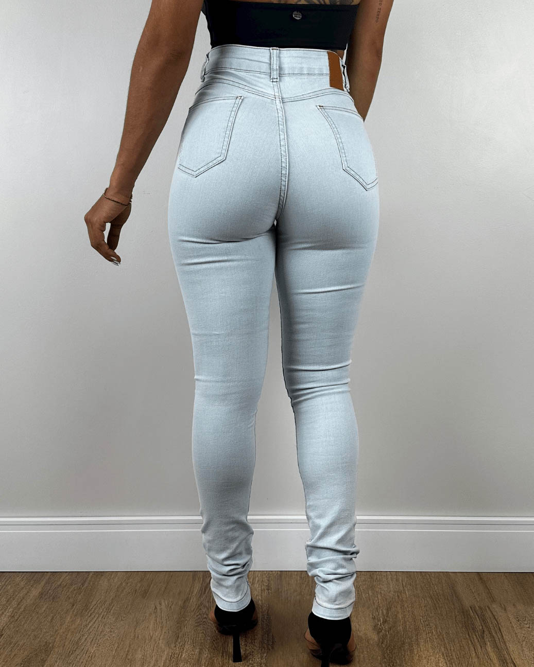 Hellblaue High-Waist Skinny-Jeans mit Pfirsich-Po-Effekt