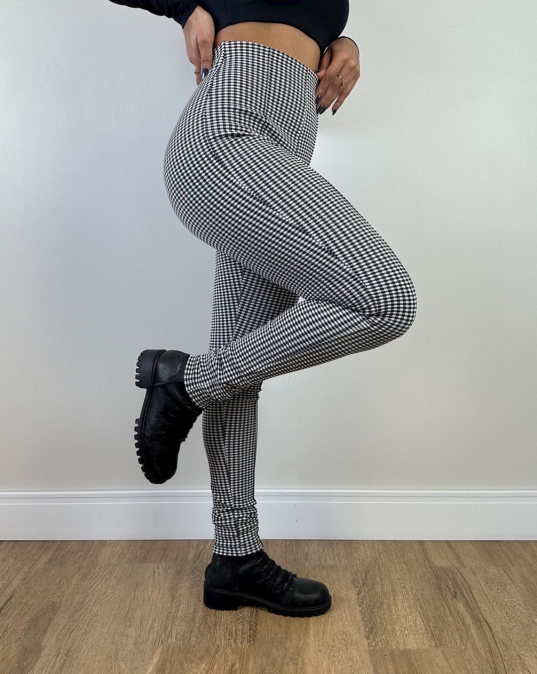 High-Waist Skinny-Hose mit grau kariertem Muster