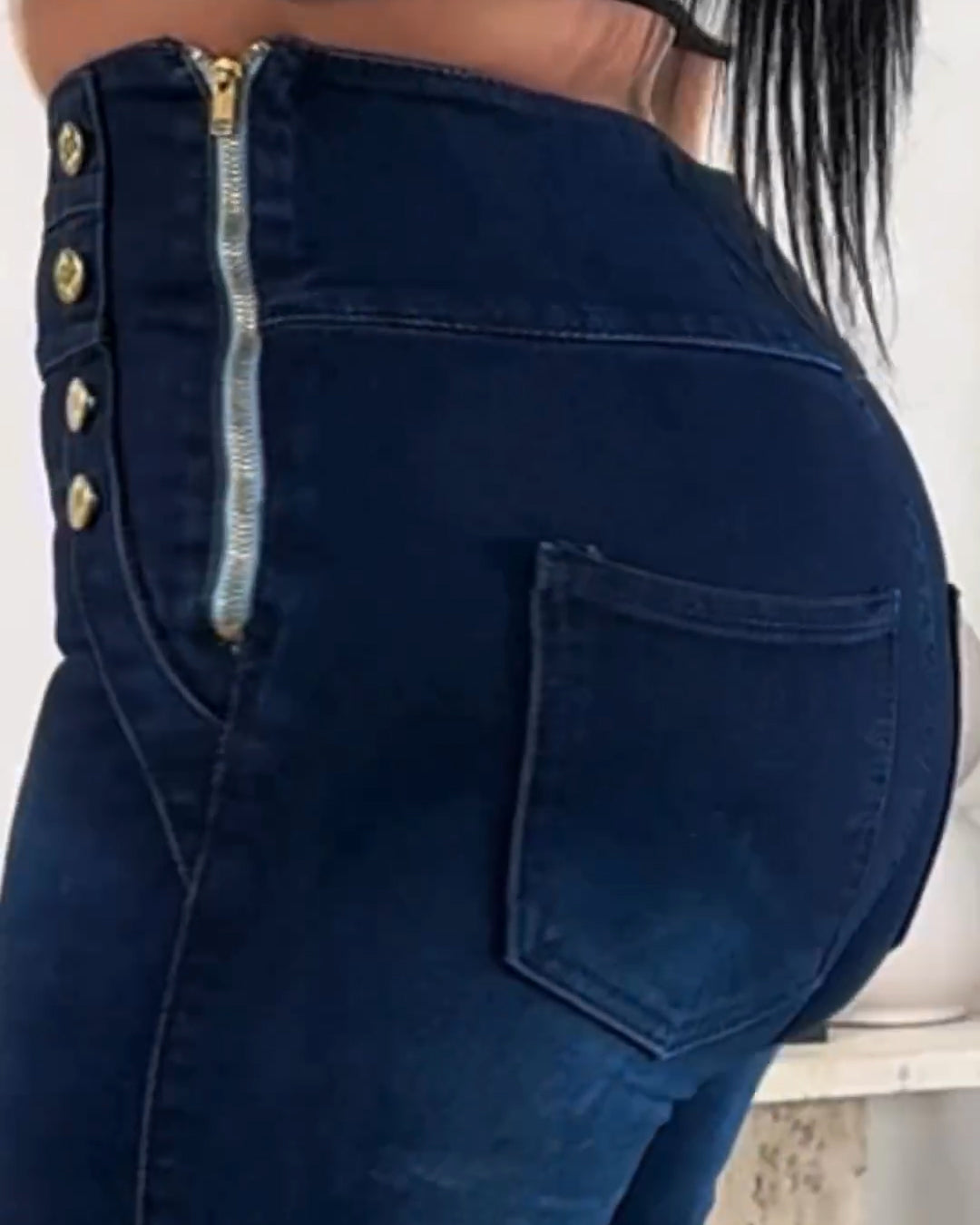 Hochsitzende superelastische Jeans mit Seitenzipp