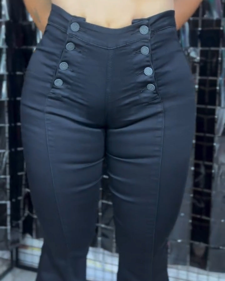 Bauchformende Knopf-Schlagjeans