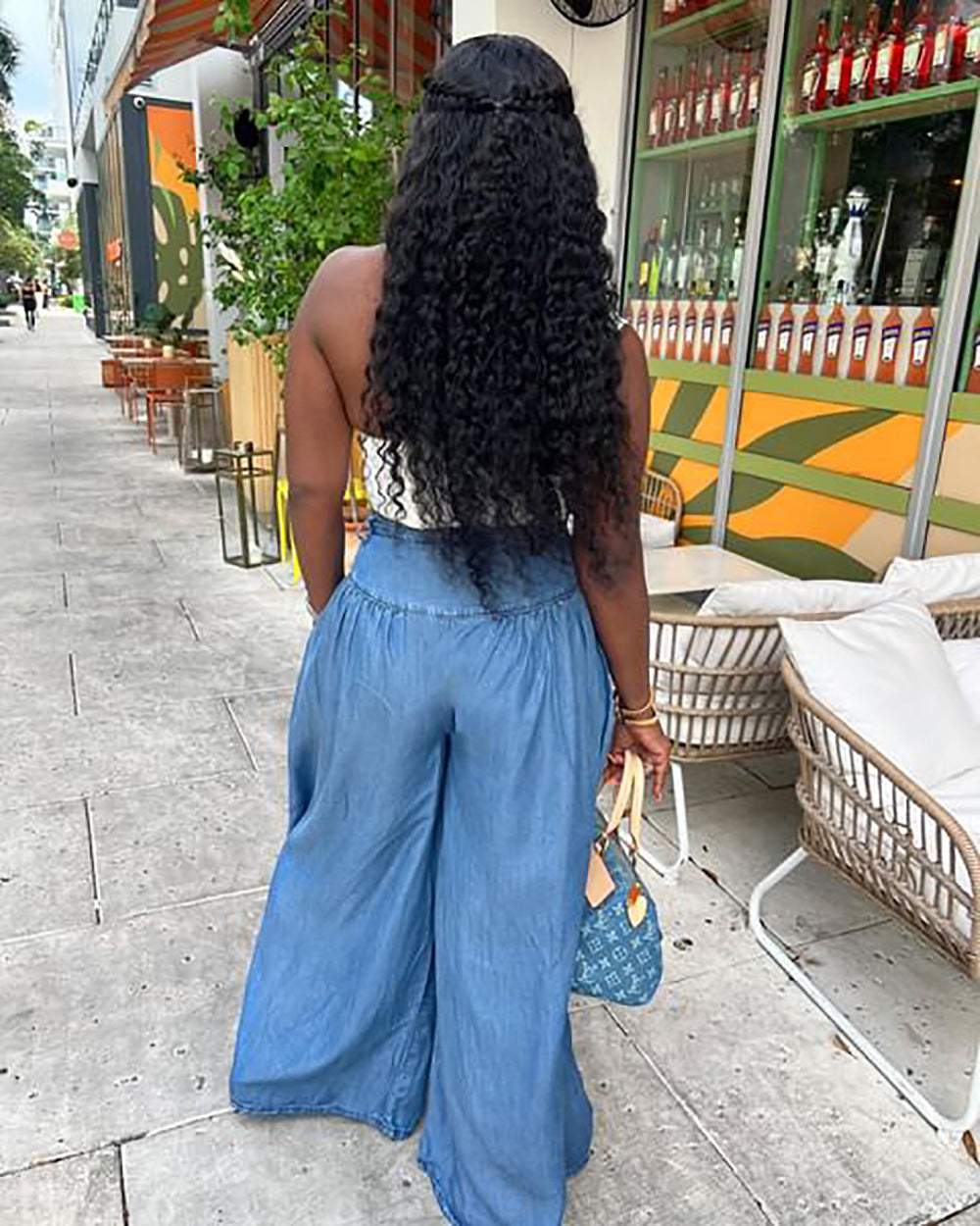 Chic geschnittene Jeans-Hose mit weitem Bein und Raffungen
