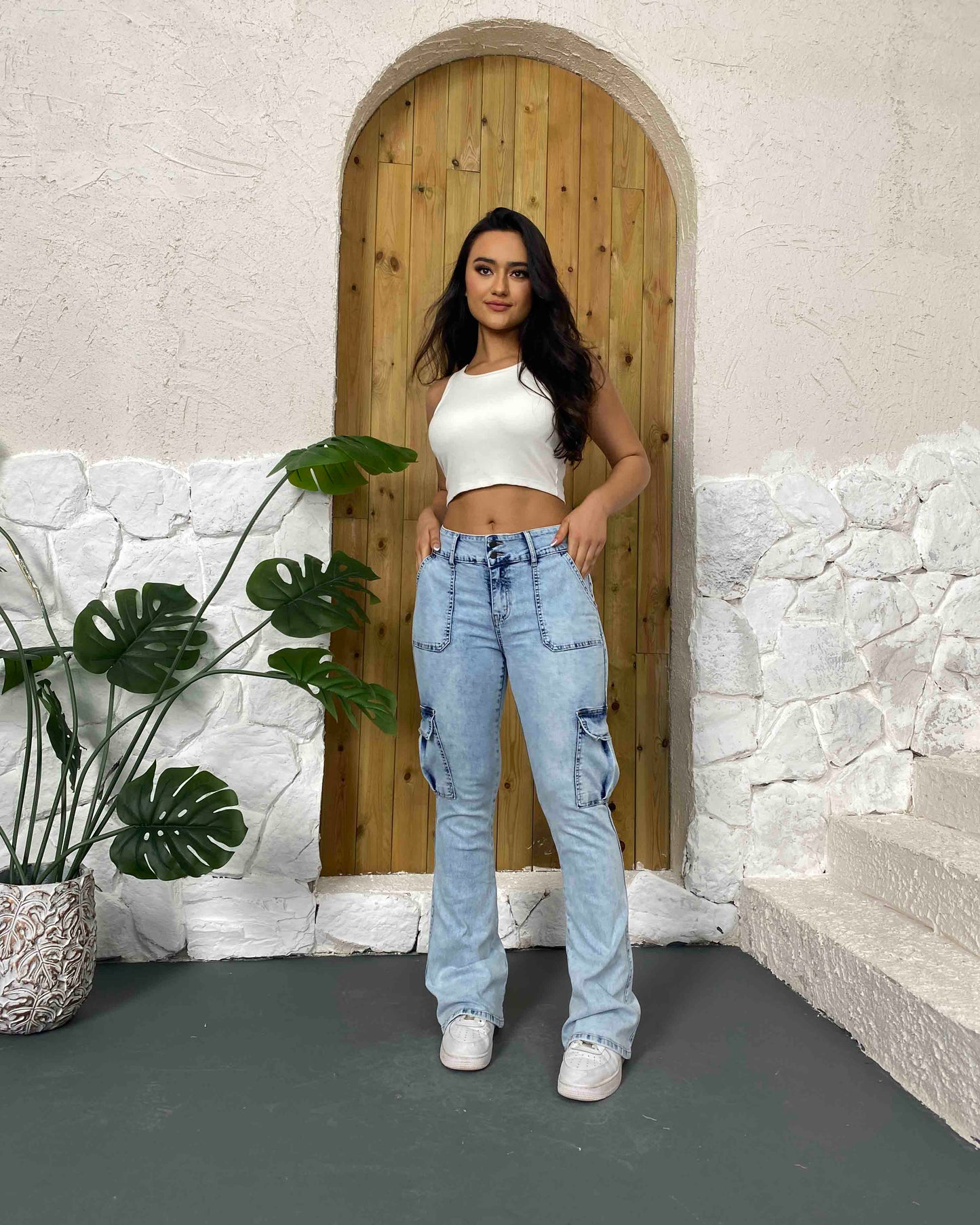 Mehrfachtaschen Doppelknopf Mid-Rise Flared Cargo Jeans