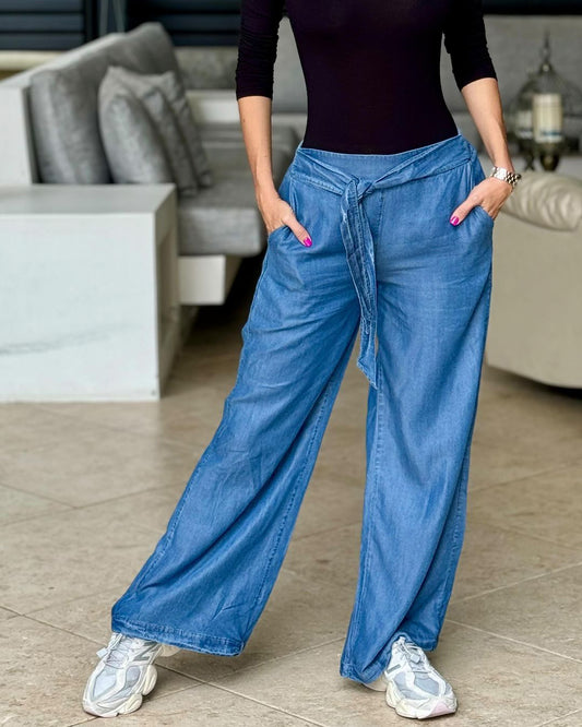 Weitgeschnittene Jeanshose mit Gürtelschlaufen