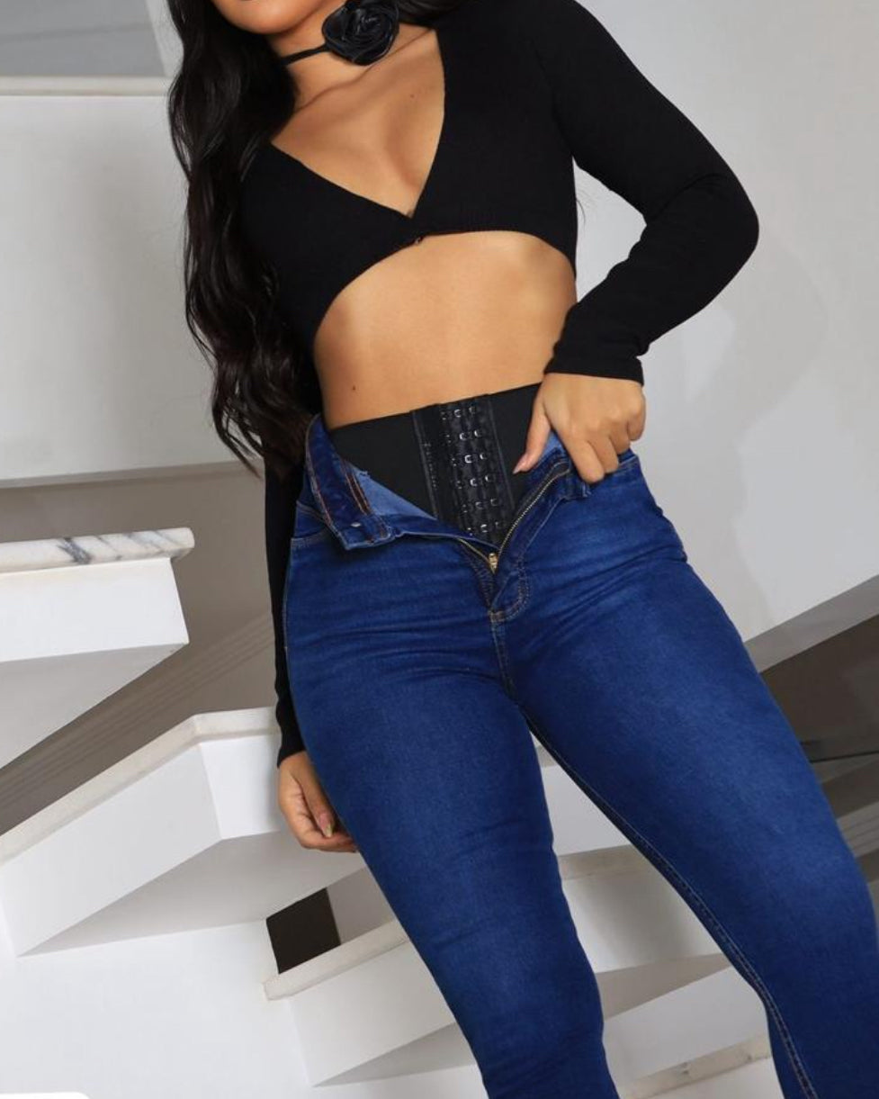 Faja-Jeans mit petrolfarbener Korsage