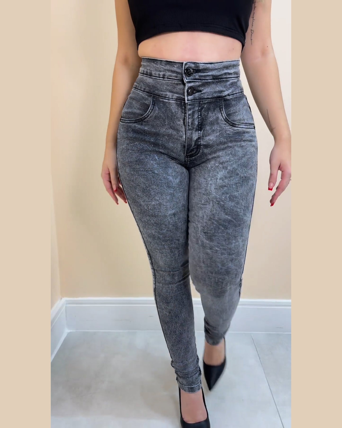 High Waist Doppelknopf Jeans mit Bauchkontrolle und Pfirsich-Po-Effekt