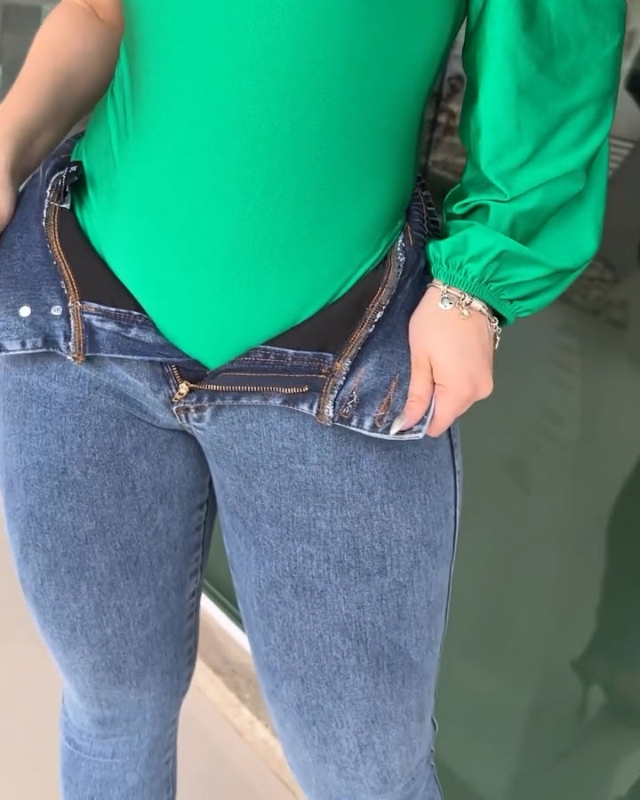 Hochsitzende Jeans mit Bauchgurt und Stretcht-Effekt für den Po