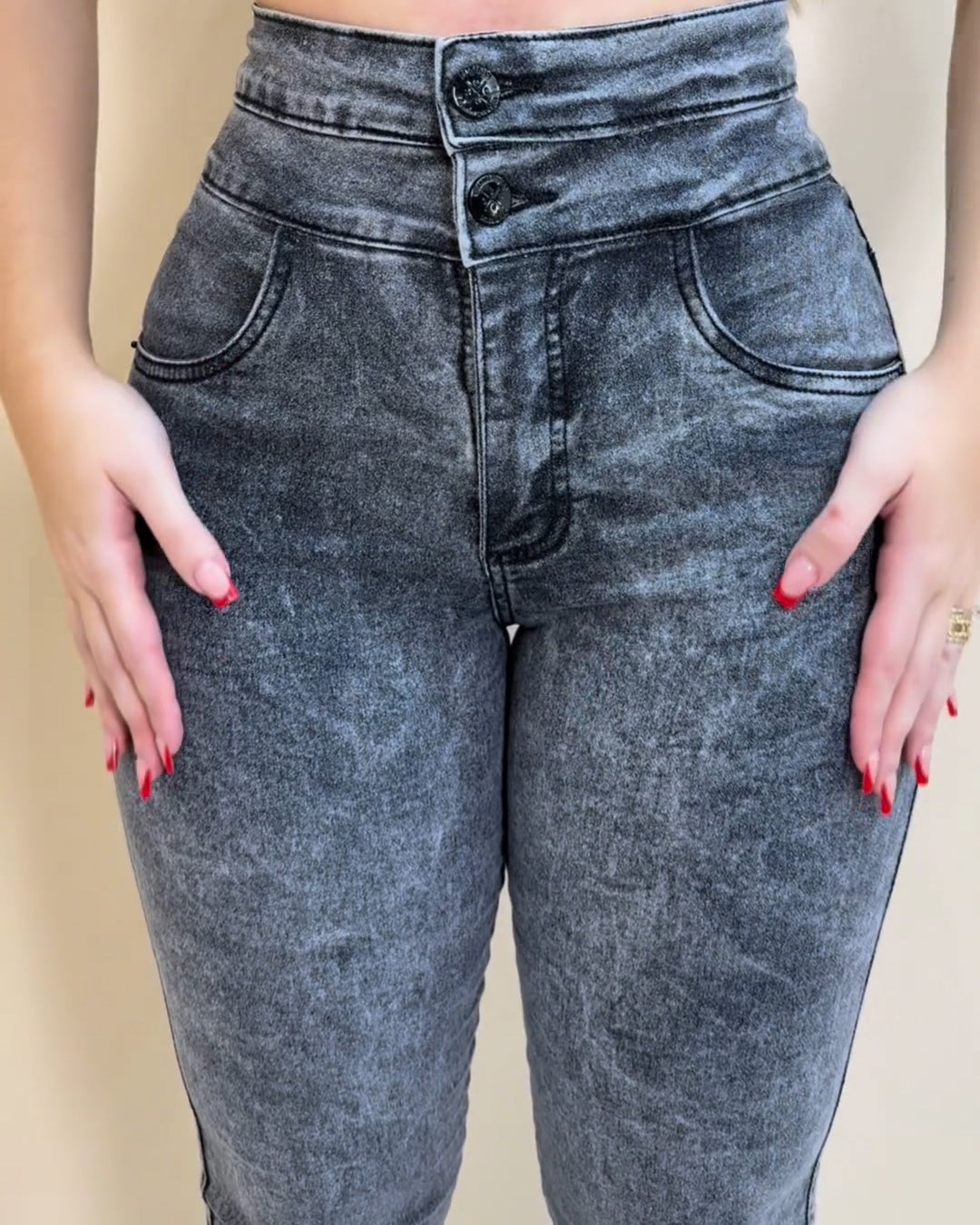 High Waist Doppelknopf Jeans mit Bauchkontrolle und Pfirsich-Po-Effekt