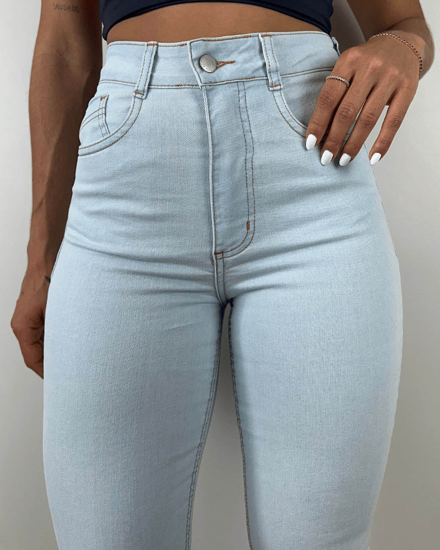 Hellblaue High-Waist Skinny-Jeans mit Pfirsich-Po-Effekt