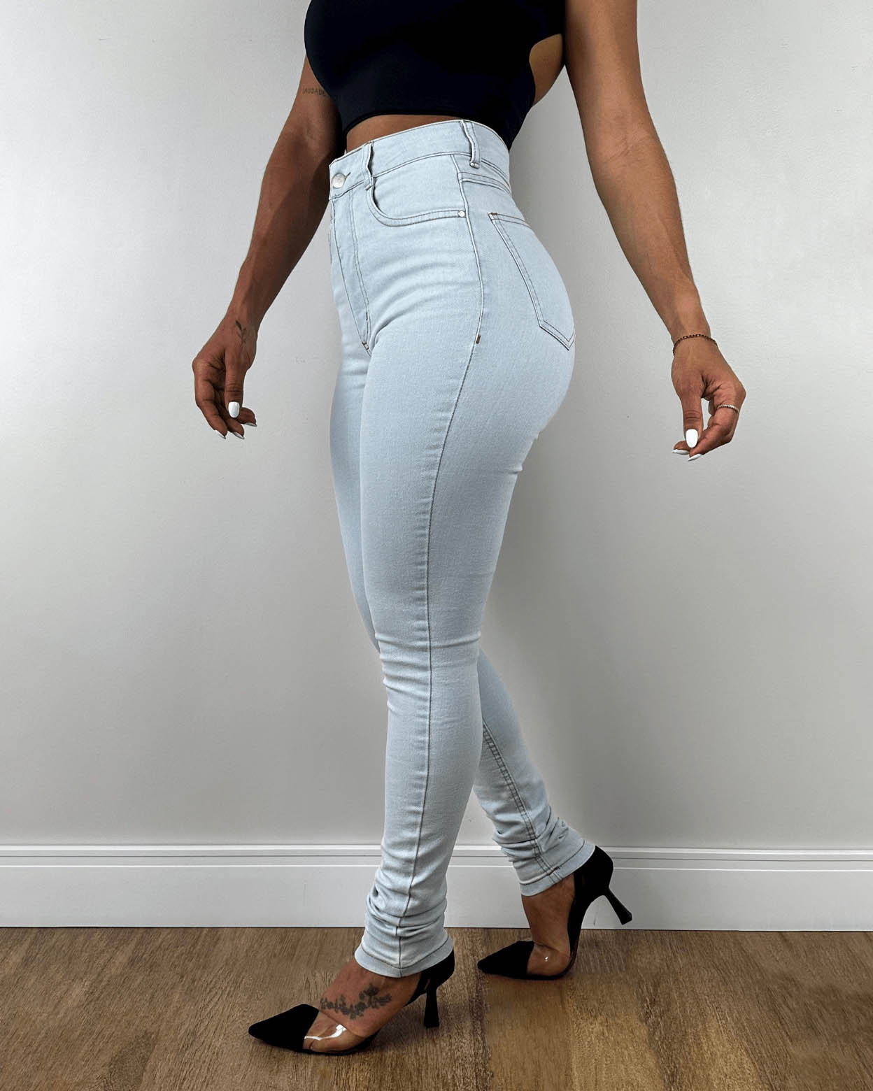 Hellblaue High-Waist Skinny-Jeans mit Pfirsich-Po-Effekt