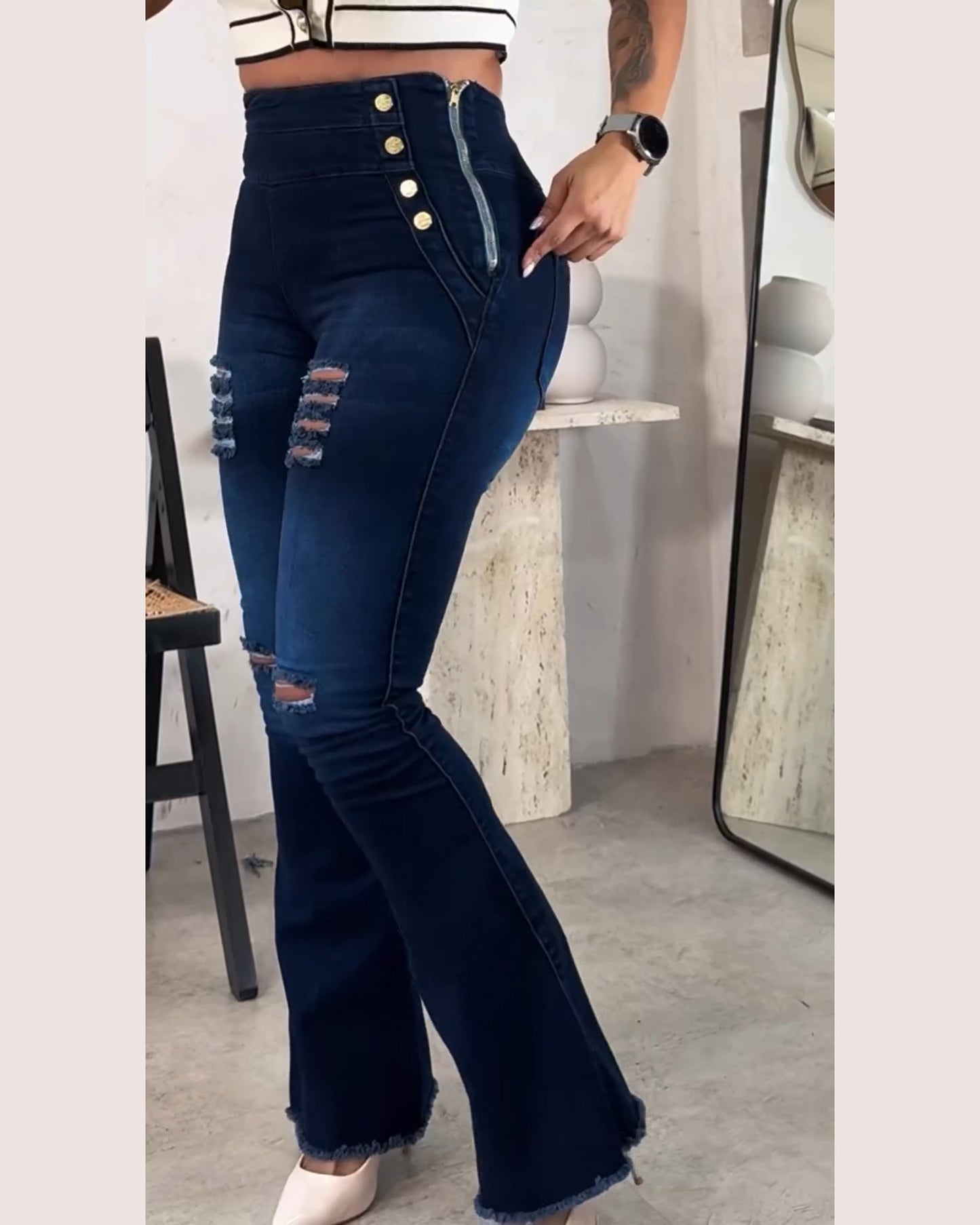 Hochsitzende superelastische Jeans mit Seitenzipp