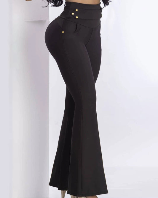 Schmale Hose mit Po-Lifting und ausgestelltem Bein