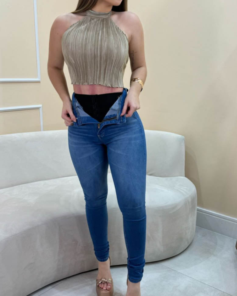 Faja-Jeans mit hellblauer Ozean-Schärpe