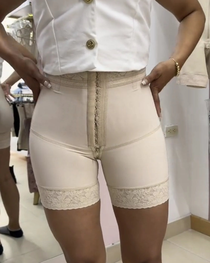 Hochtaillierte Po-Lift Shorts mit Schnallen-Vorderseite