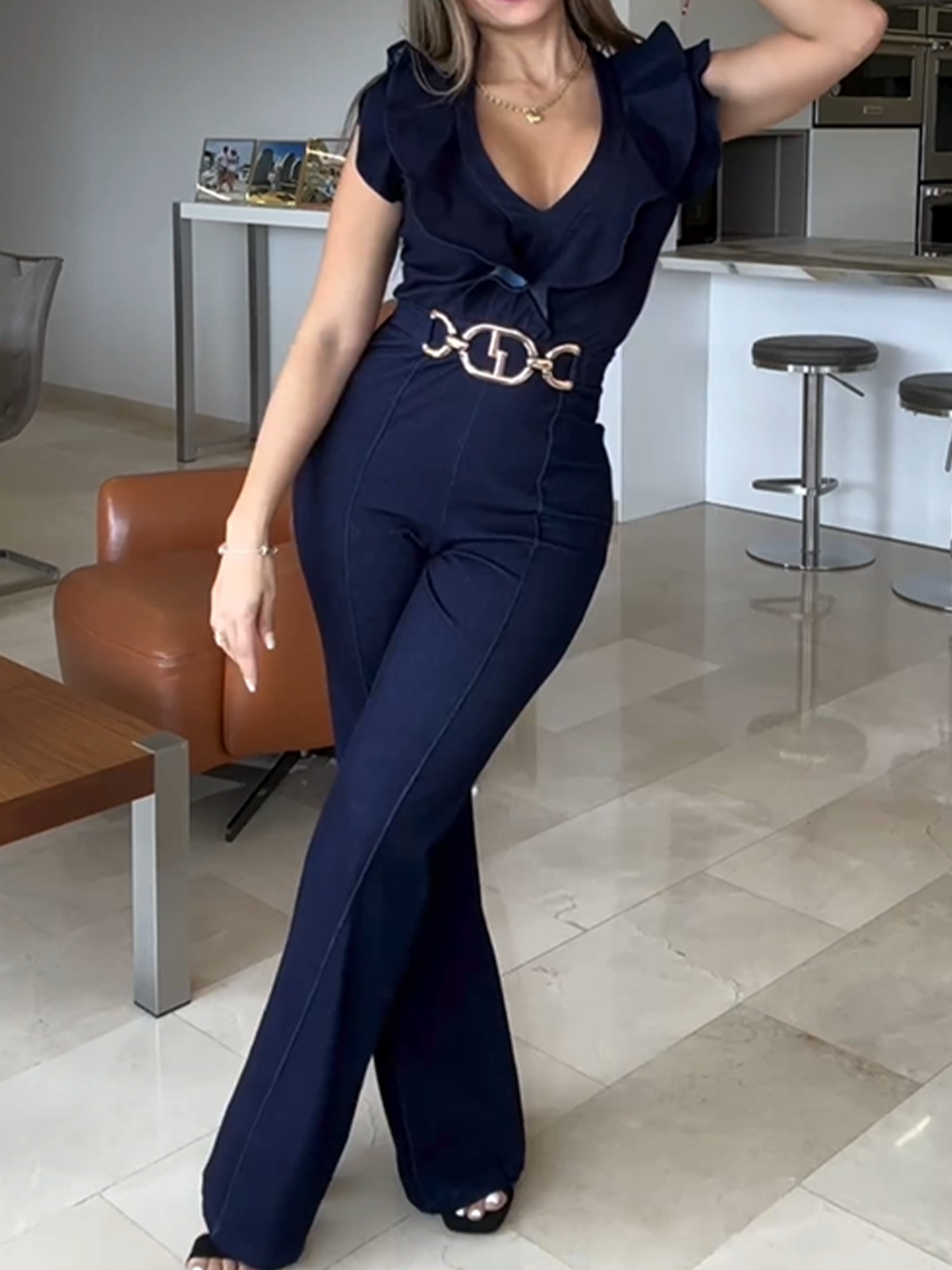 Jumpsuit aus hellgewaschenem Denim mit Gürteldetail und V-Ausschnitt