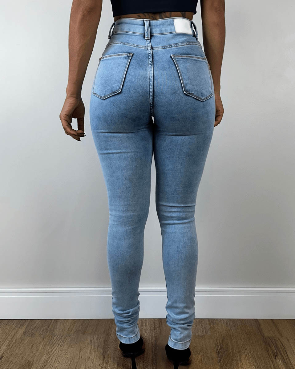 High-Rise Skinny-Jeans in hellem Blau im modischen Stil