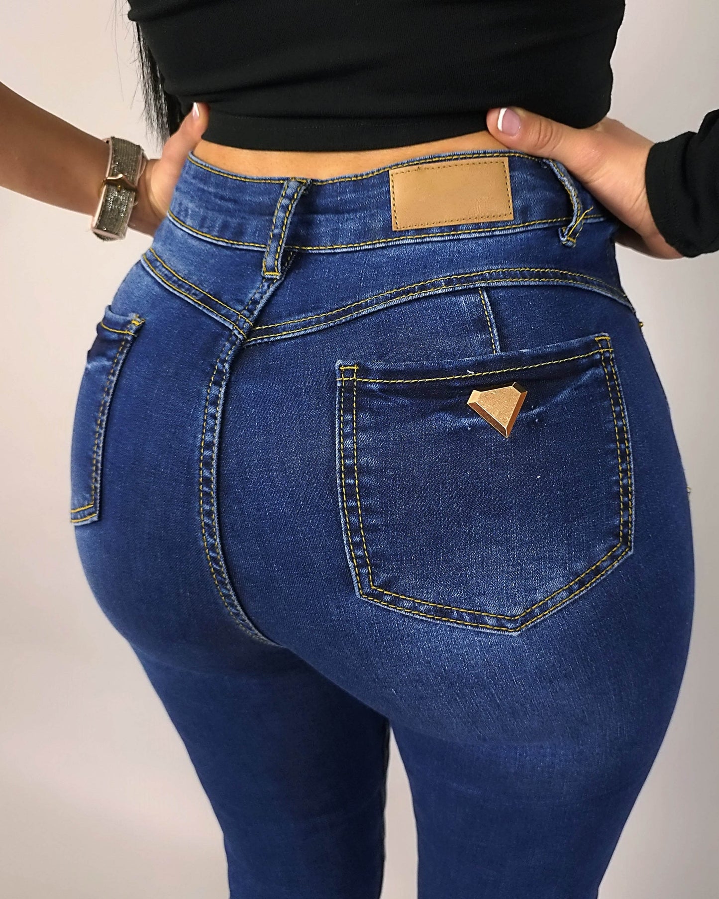 Schlank geschnittene blaue Faja-Jeans