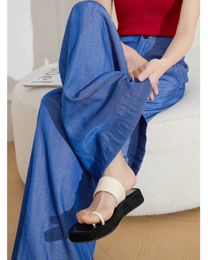 Hochgeschnittene gerade geschnittene Hose mit weitem Beinverlauf