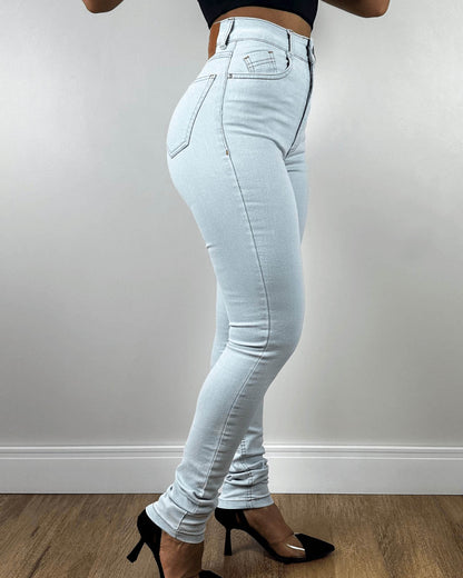 Hellblaue High-Waist Skinny-Jeans mit Pfirsich-Po-Effekt