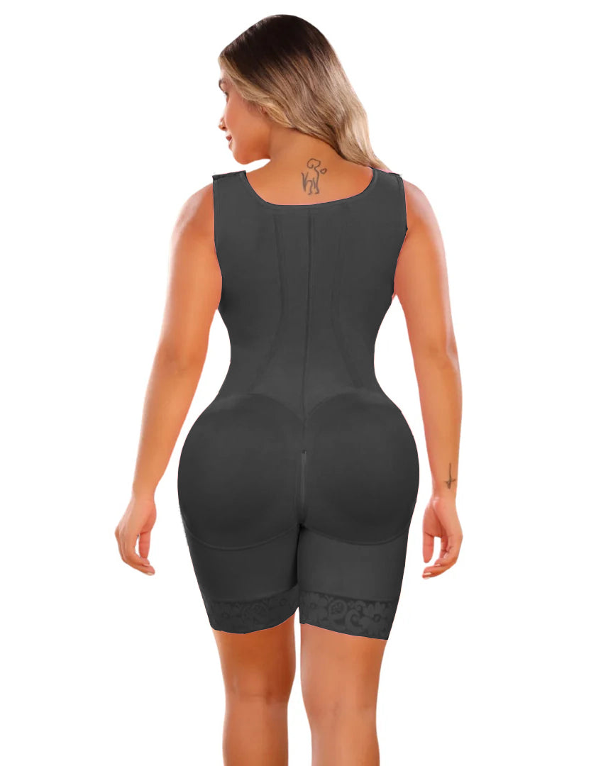 Sanduhrfigur mit pinkem BH und Bügel