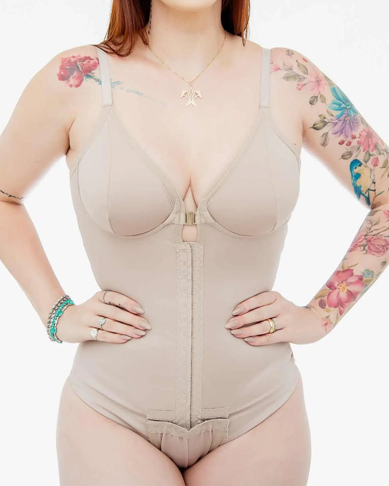 Dreieckiger Jumpsuit mit Knopfverschluss (Vorbestellung)