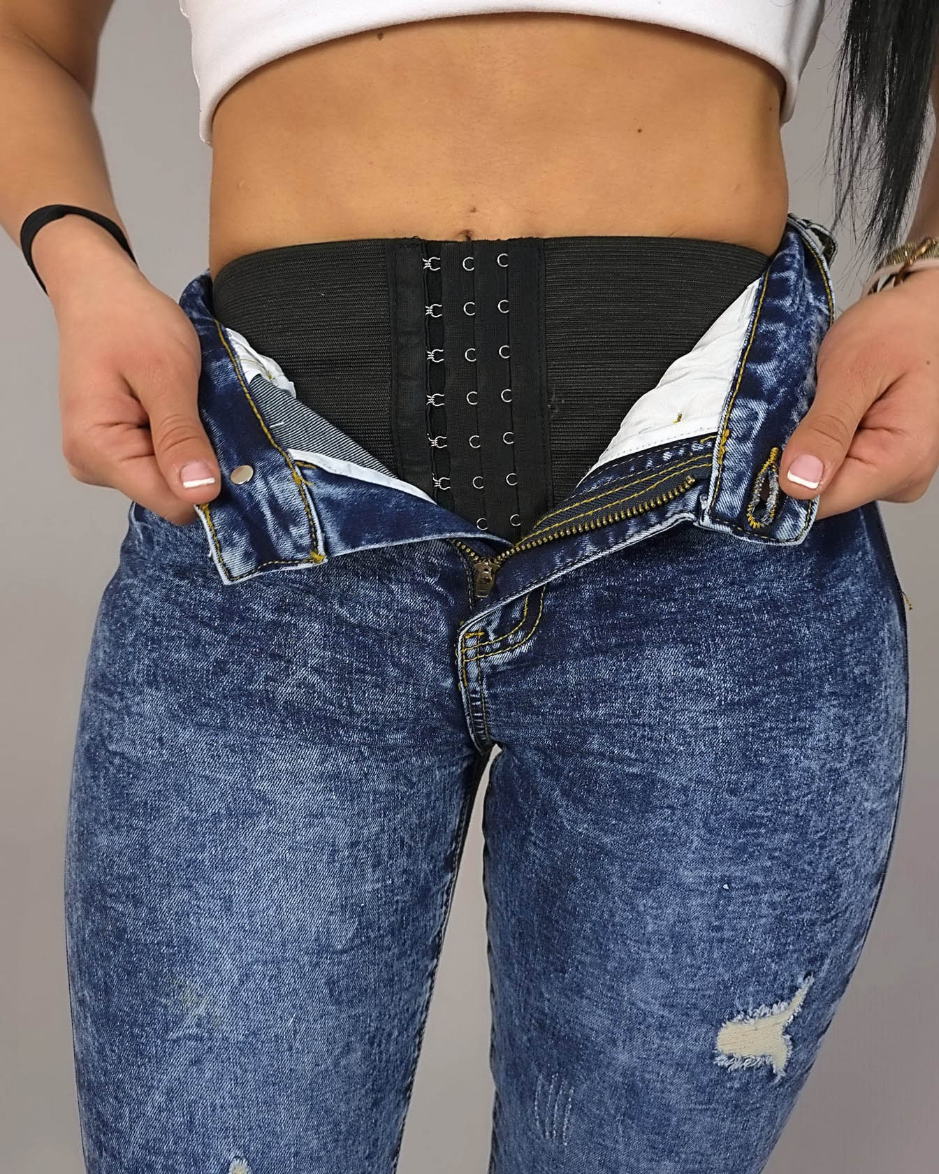Hochgeschnittene figurformende Faja-Jeans