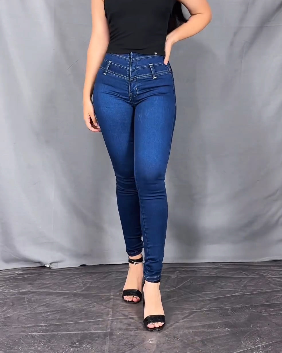 Geschnittene Jeans mit Po-anhebender Formung