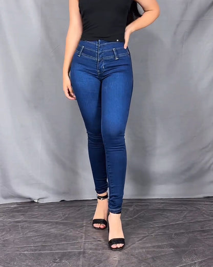 Geschnittene Jeans mit Po-anhebender Formung