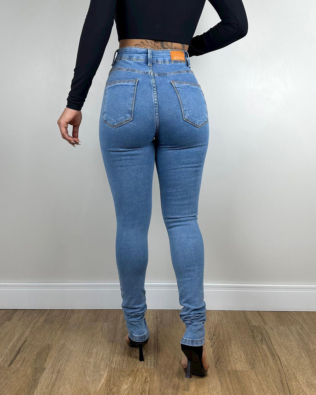 Hellblaue High-Waist Skinny-Jeans mit Booty-Lift-Effekt