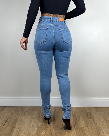 Hellblaue High-Waist Skinny-Jeans mit Booty-Lift-Effekt