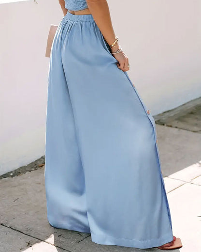 Hochgeschnittene Hose mit weitem Bein und Knopfverschluss