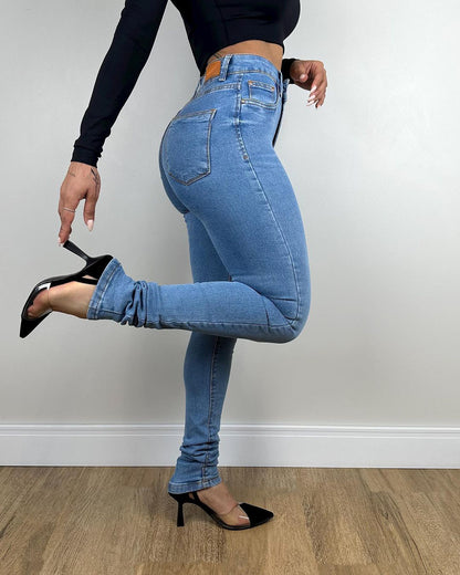 Hellblaue High-Waist Skinny-Jeans mit Booty-Lift-Effekt