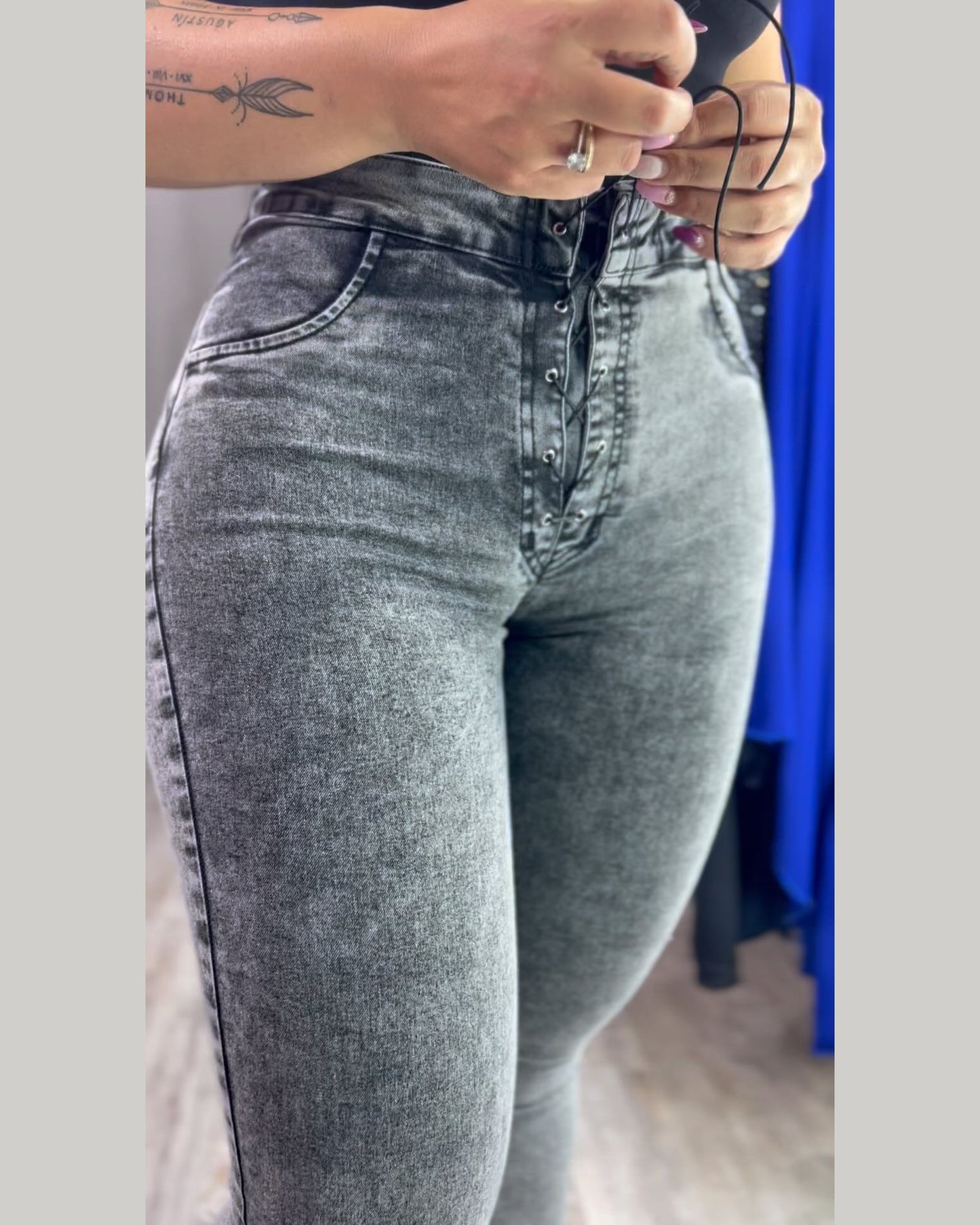 Hochbund-Skinny-Jeans in Grau