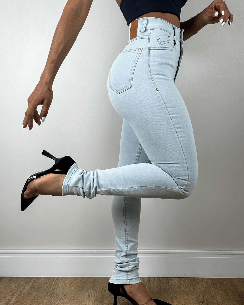 Hellblaue High-Waist Skinny-Jeans mit Pfirsich-Po-Effekt