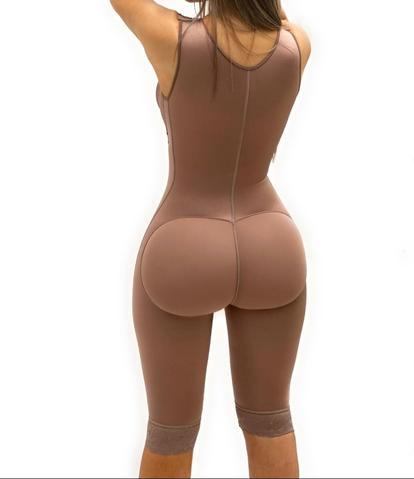 V-Ausschnitt Knielang-Shapewear mit BH und breiten Trägern