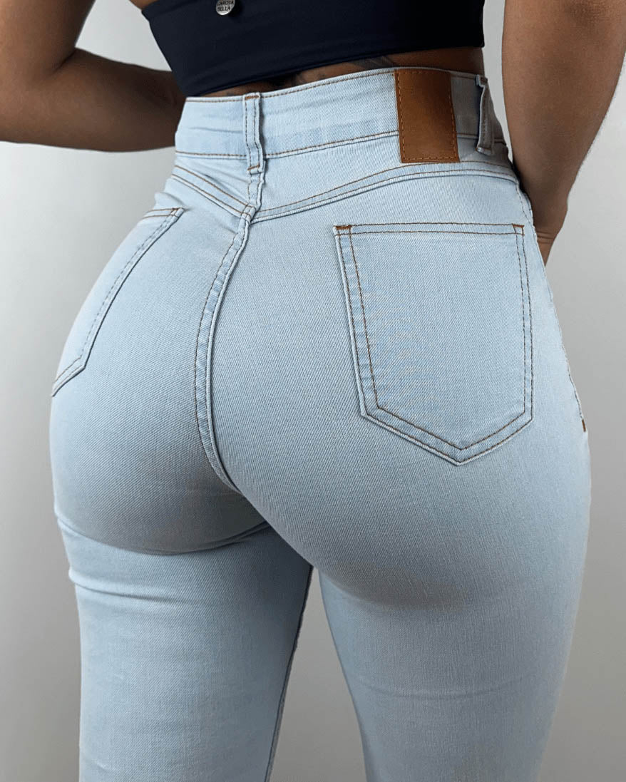 Hellblaue High-Waist Skinny-Jeans mit Pfirsich-Po-Effekt