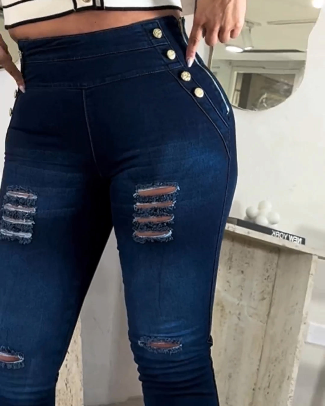 Hochsitzende superelastische Jeans mit Seitenzipp