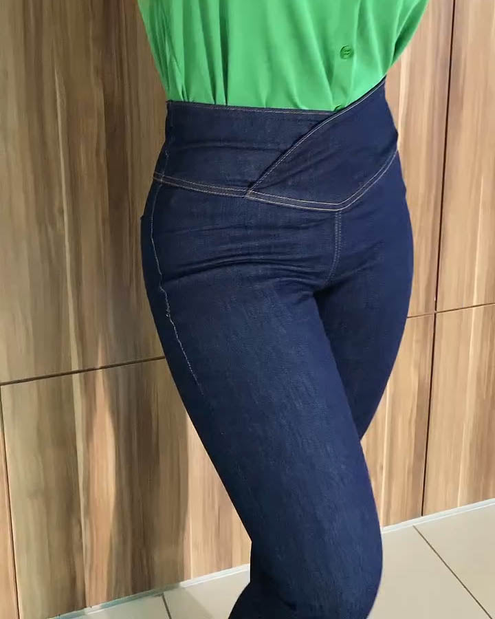 High Rise Schlagjeans mit Seitenreißverschluss und Bauchkontrolle