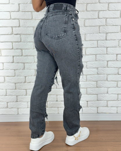 Gerade Jeans mit großen Rissen