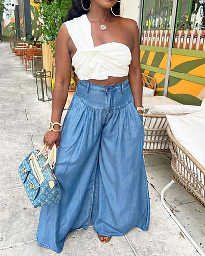 Chic geschnittene Jeans-Hose mit weitem Bein und Raffungen