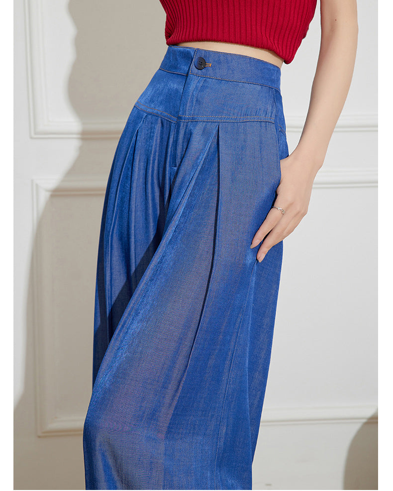 Hochgeschnittene gerade geschnittene Hose mit weitem Beinverlauf