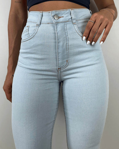 Hellblaue High-Waist Skinny-Jeans mit Pfirsich-Po-Effekt