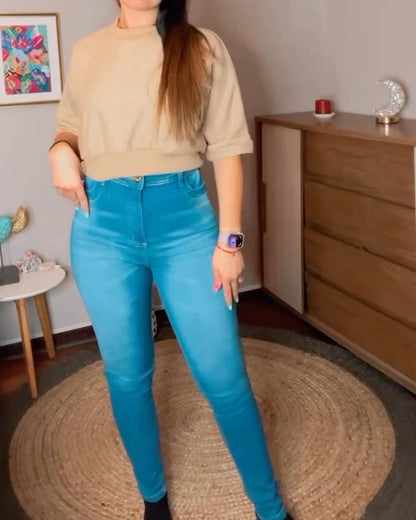 Faja-Jeans mit hellblauer Ozean-Schärpe