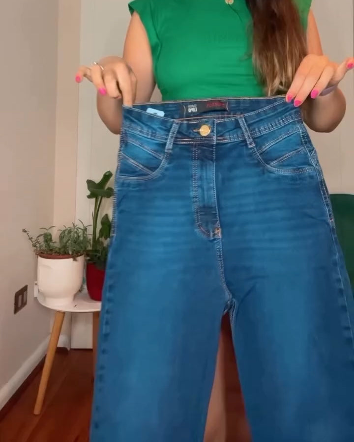 Faja-Jeans mit petrolfarbener Korsage