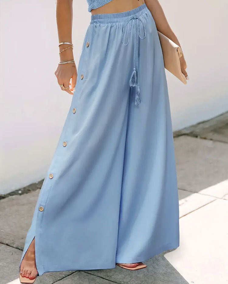 Hochgeschnittene Hose mit weitem Bein und Knopfverschluss