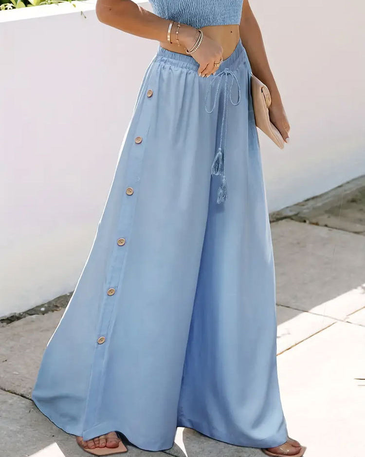 Hochgeschnittene Hose mit weitem Bein und Knopfverschluss