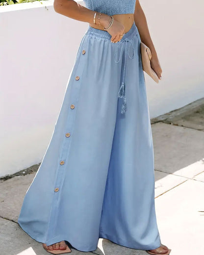 Hochgeschnittene Hose mit weitem Bein und Knopfverschluss