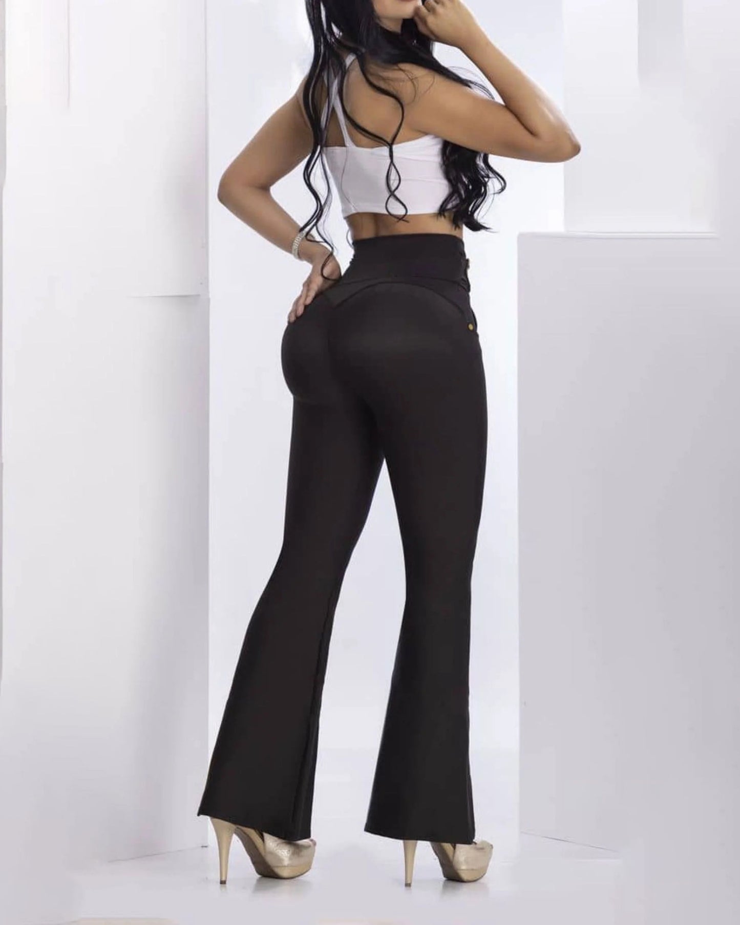 Schmale Hose mit Po-Lifting und ausgestelltem Bein