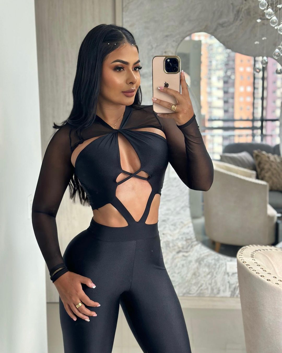 Jumpsuit mit langen Ärmeln und ausgeschnittenem Kreuz auf der Brust