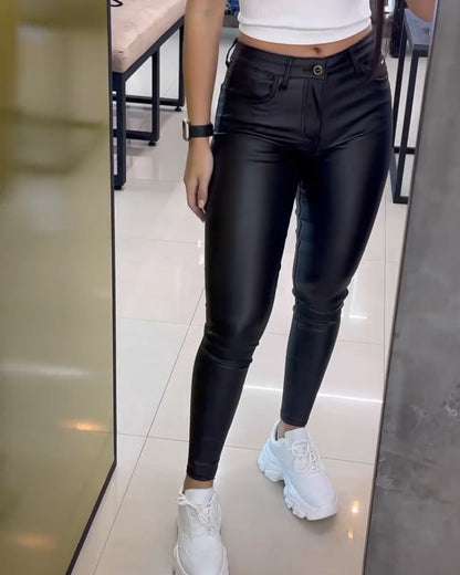 Schlanke Po Push-Up Lederhose